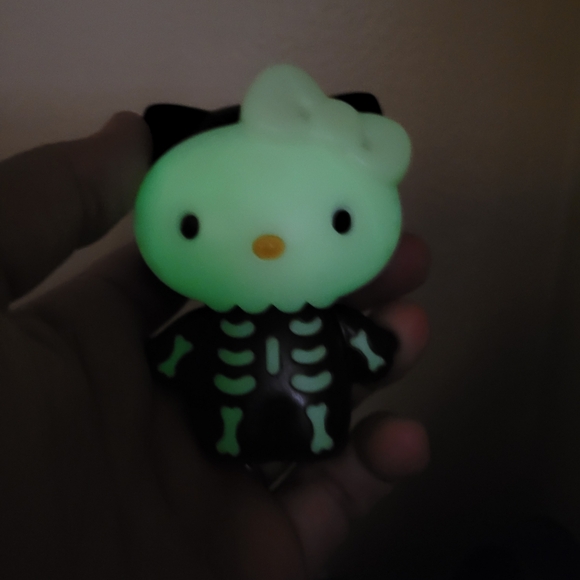 Hello Kitty Skeleton McDonalds 2019 Halloween Removable Glow In The Dark Mask - Picture 5 of 5